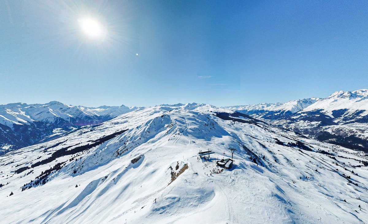 Bergpanorama im Winter bei strahlend blauem Himmel